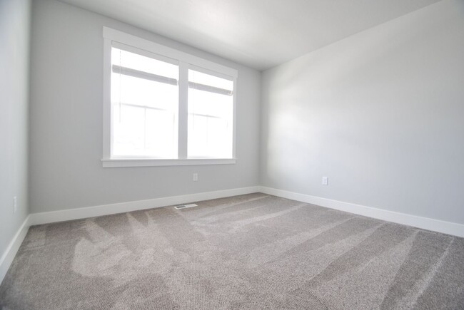 Building Photo - 556 N 275 E
