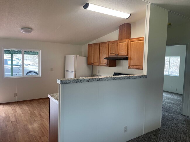 Building Photo - 3 Bed 2 Bath Home on Property Available for Lease
