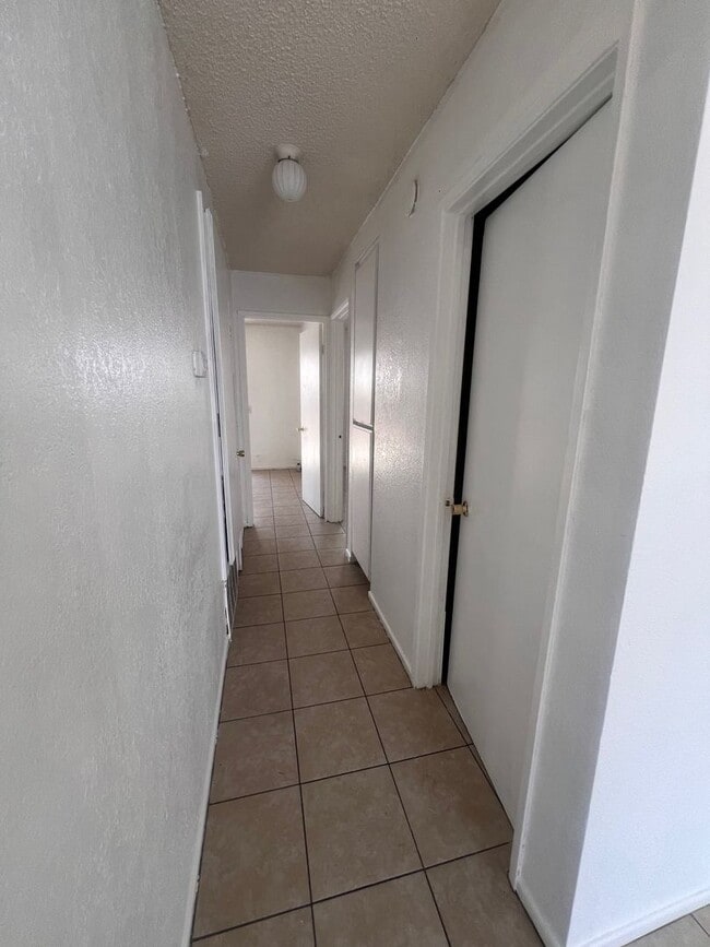 Building Photo - 2-Bedroom Apartment in Desert Hot Springs,...