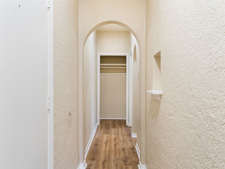 Building Photo - 1324 N Peterson Ave