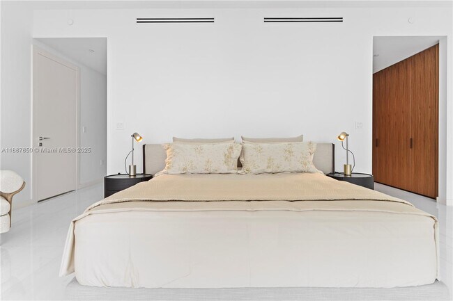 Building Photo - 300 Biscayne Blvd Way