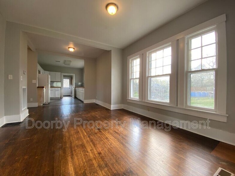 Building Photo - 2802 Fairview Dr
