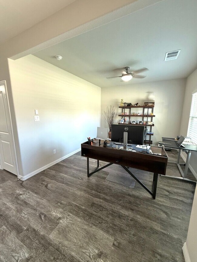 Building Photo - Spacious 4BR4B with Flex Room & OverSized Patio in Aubrey ArrowBrooke