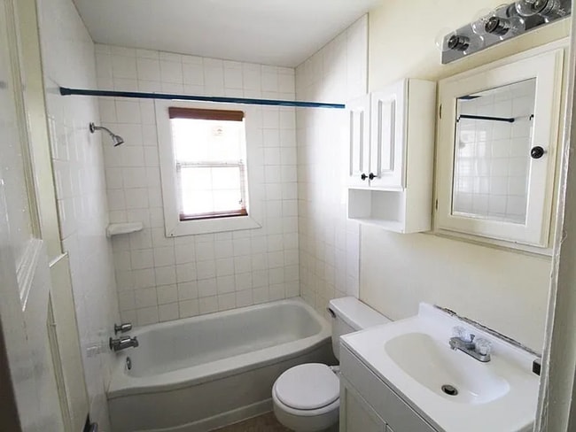 Building Photo - 1-Bedroom Duplex on Corner Lot – Near Midw...