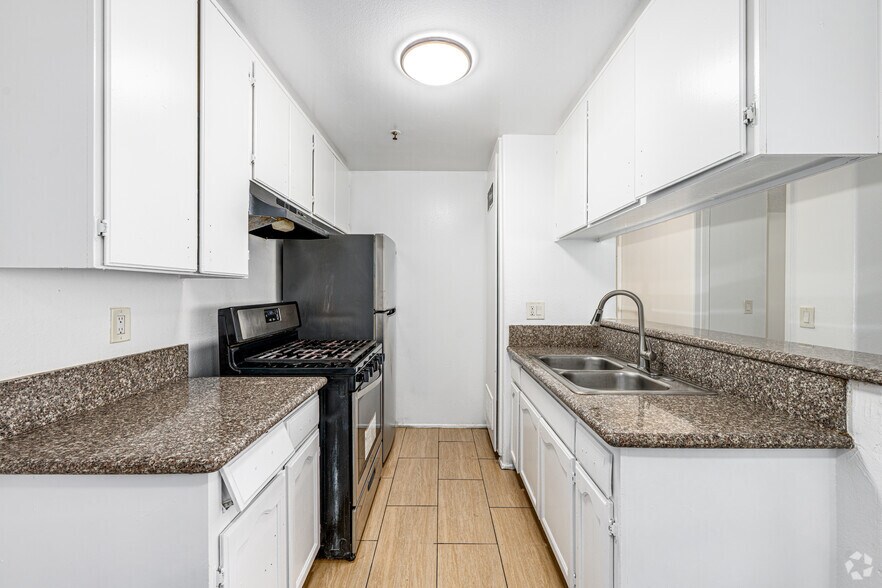 3BR, 2BA - 900SF - Kitchen - The Montville