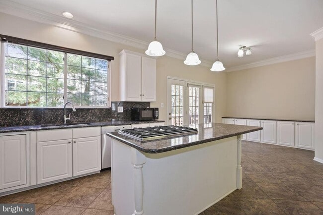 Building Photo - 4002 Rosemeade Dr