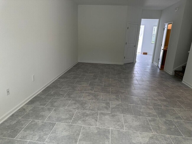 Building Photo - Beautiful Townhome  3 Bedroom 2.5 Bathroom