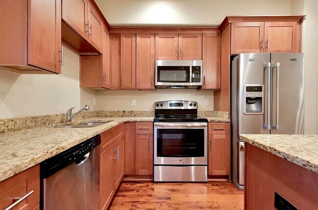 Building Photo - Three Master Suites - Super Location- Bell...