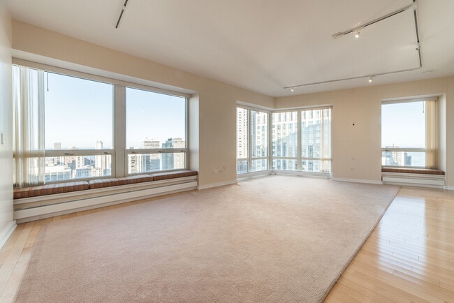 Building Photo - 57 E Delaware Pl