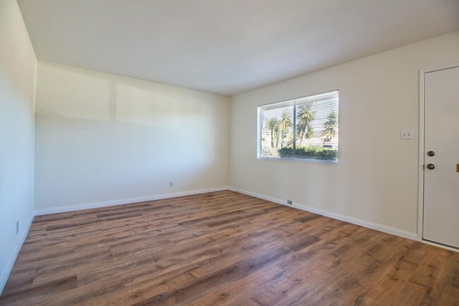Building Photo - 250 Gloxina St