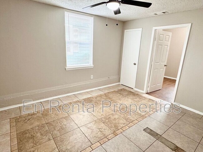Building Photo - 601 W Beach St