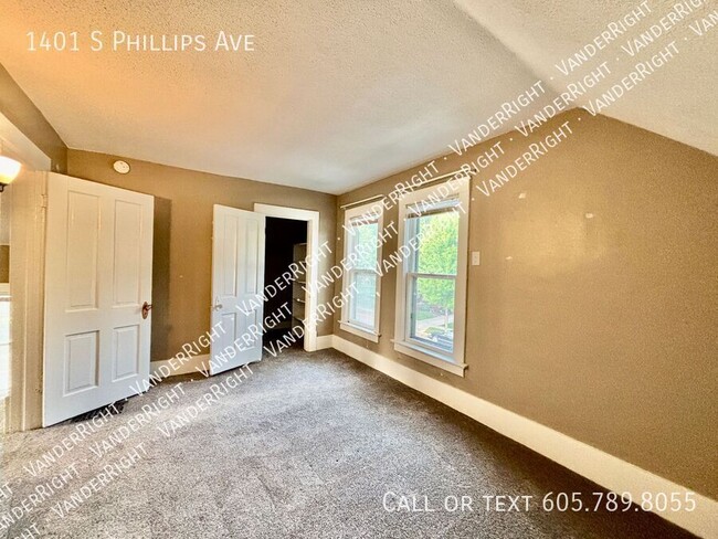 Building Photo - 1401 S Phillips Ave