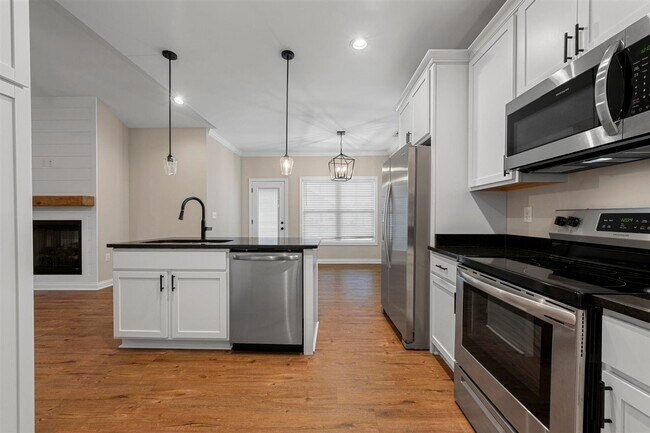 Building Photo - 821 Poplar Log Dr