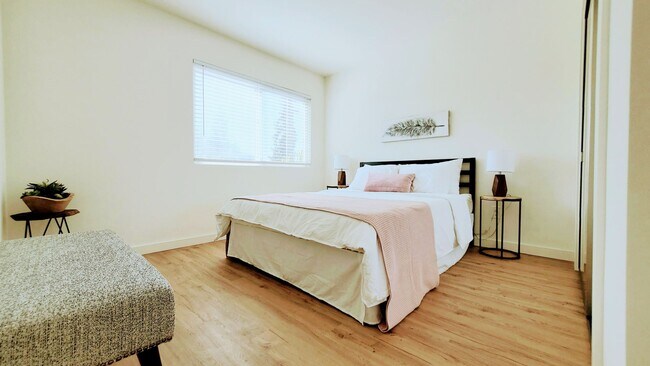 Building Photo - Redwood City: Unfurnished and Remodeled 2 Bed 2 Bath w/ Laundry In Unit, AC Mini-Split, & Parking...