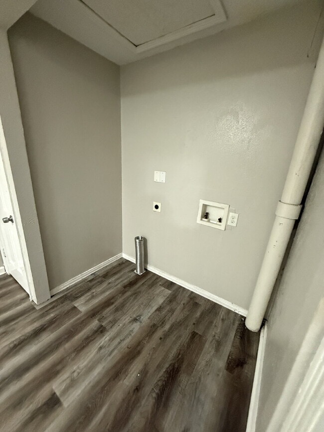 Building Photo - 1018 E Waco Ave