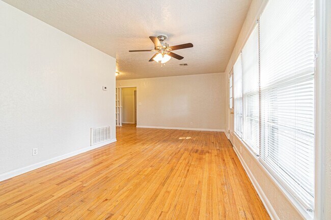 Building Photo - Three Bedroom Home in tree filled neighborhood! Lawn care included!