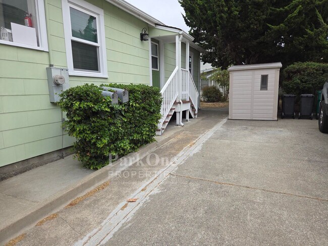 Building Photo - 979 Stannage Ave