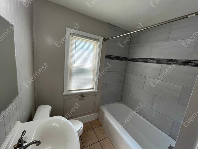 Building Photo - 18474 Glenmore St