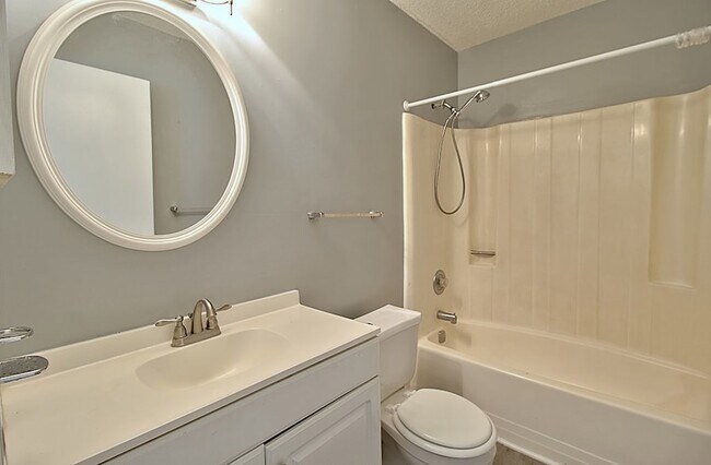 Building Photo - 910 Brett Dr