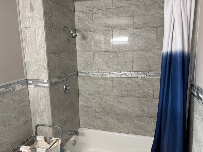 Building Photo - 10226 S Vernon Ave