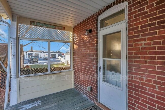 Building Photo - 134 W Walnut St