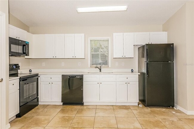 Building Photo - 824 Pinewood St