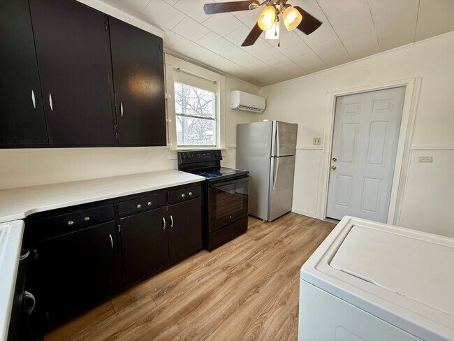 Building Photo - 819 W Emerson St