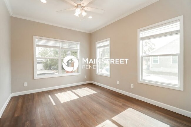 Building Photo - 3 Bedroom Pet-Friendly Home in St. Petersb...