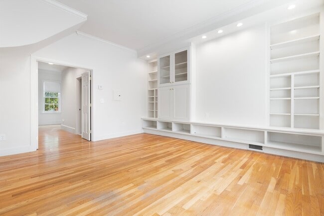 Building Photo - 26 Clarendon St