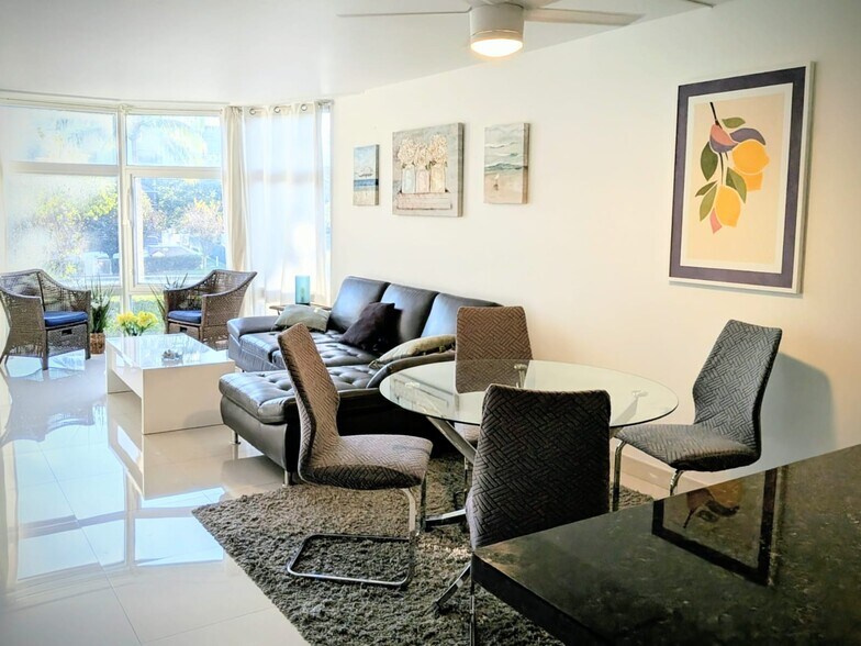 Building Photo - 3375 N Country Club Dr