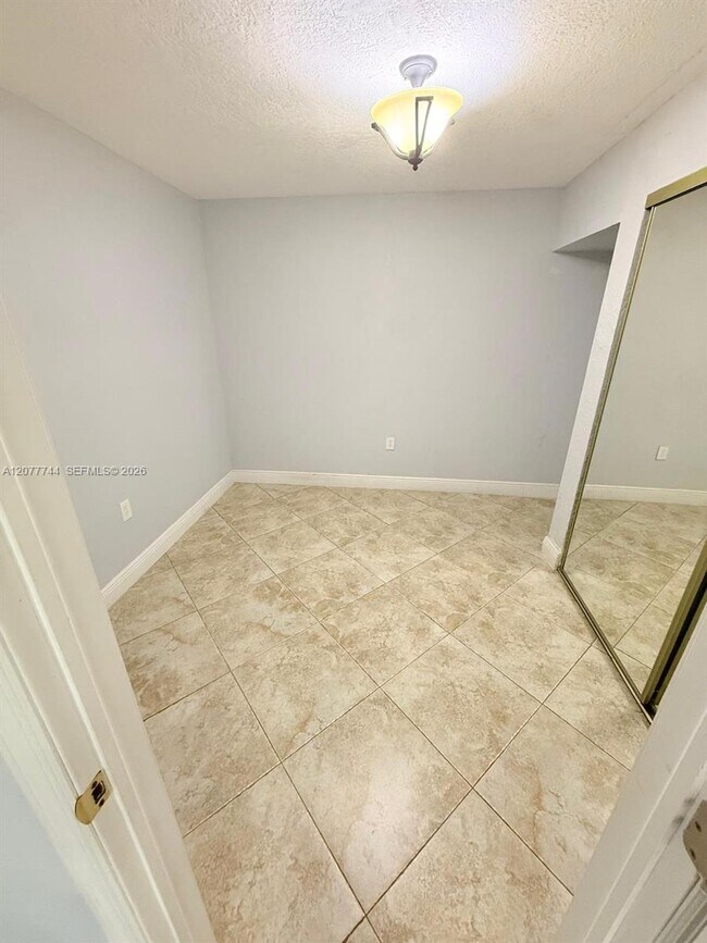 Building Photo - 9357 Fontainebleau Blvd