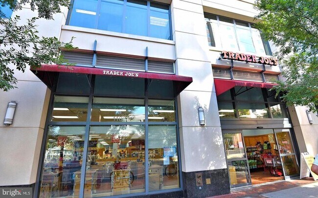 Building Photo - 900 N Garfield St