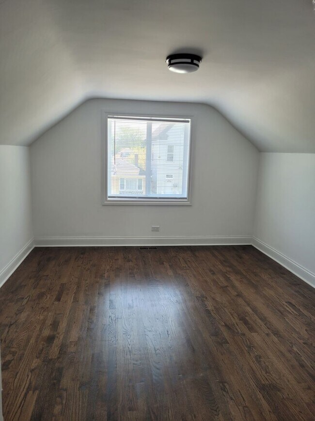 Building Photo - Beautiful Recently Renovated Contemporary ...