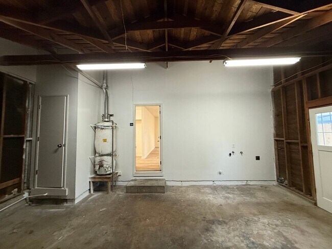 Building Photo - Fully remodeled single story located in Lakewood School District!