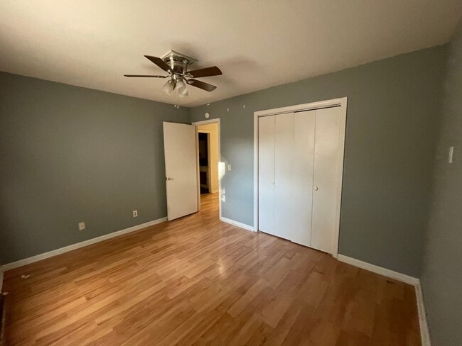 Building Photo - 2 bed/ 1 bath duplex with Carport