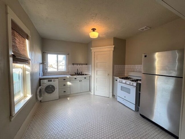 Building Photo - 1906 Hoyt Ave