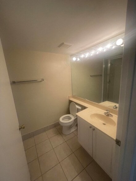 Building Photo - 900 Crestwood Ct S