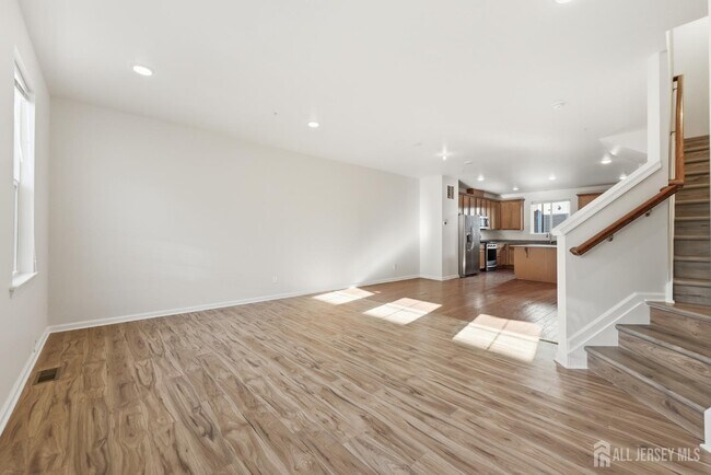 Building Photo - 6 Bond St