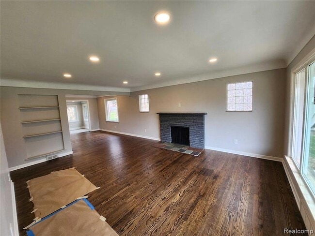 Building Photo - 15705 Juliana Ave