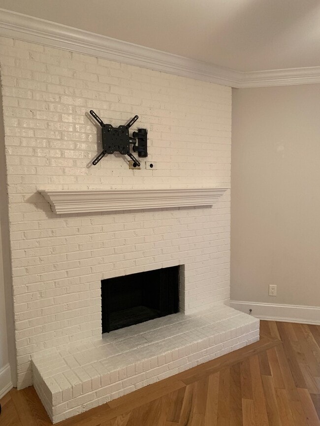 Building Photo - Elegant Townhome between Oakwood and Mordecai