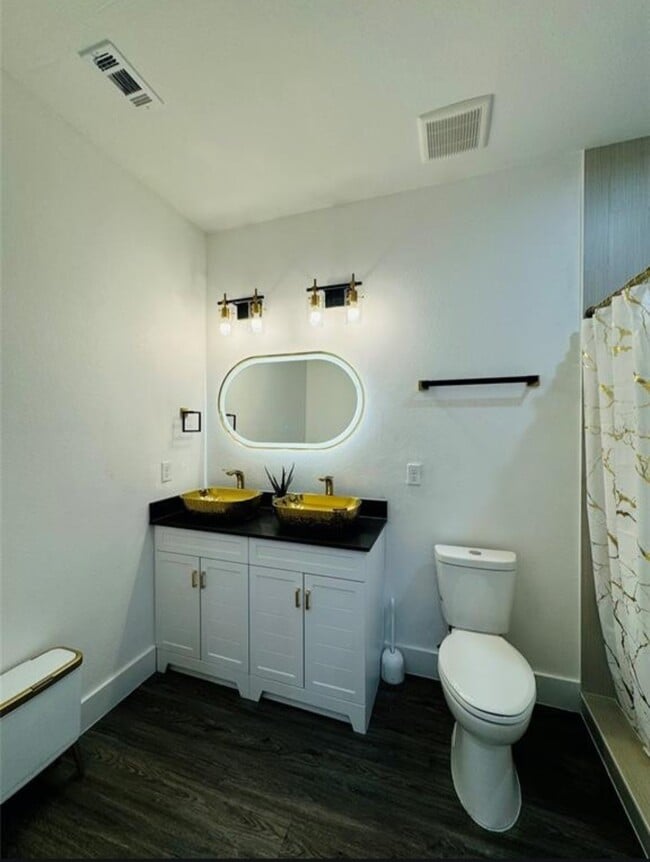 Building Photo - 1621 Wellington St