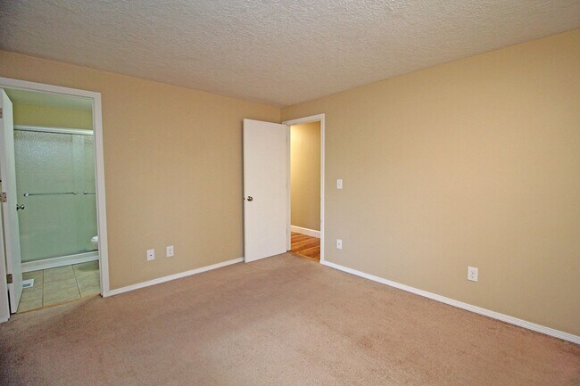 Building Photo - Updated 3 Bed/2 Bath Milwaukie Ranch Home Set On A Gorgeous Lot