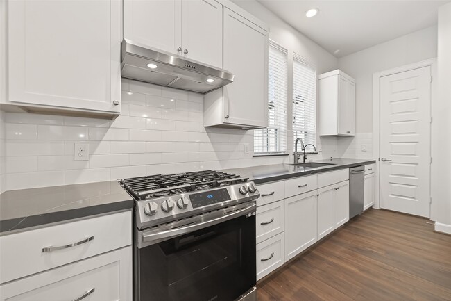 Building Photo - 2712 Grand Fountains Dr