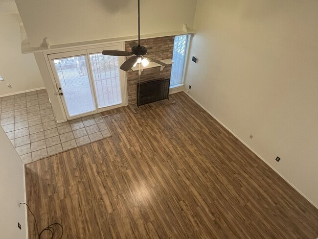 Building Photo - Big 3/2 Townhome Close to Downtown