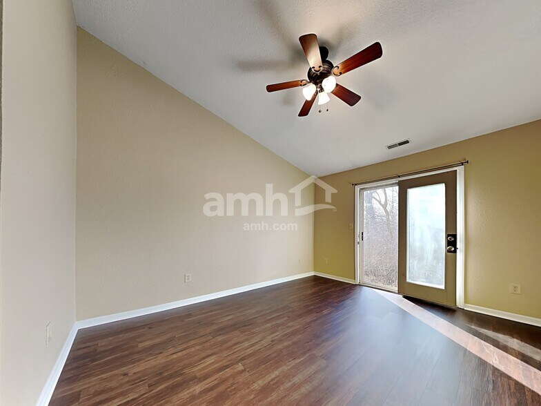 Building Photo - 220 Longview Bend