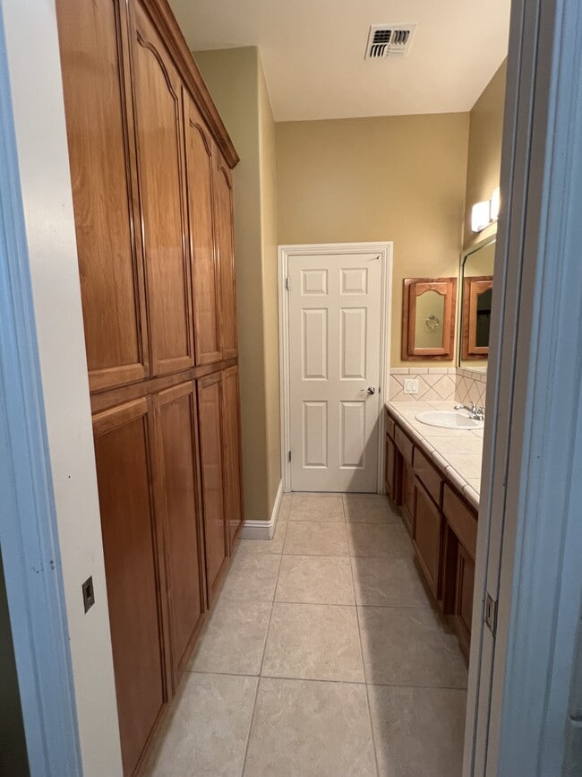 Building Photo - 12309 Thornwood Dr