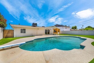 Building Photo - 6 Bedroom/4 Bath - Fully Remodeled