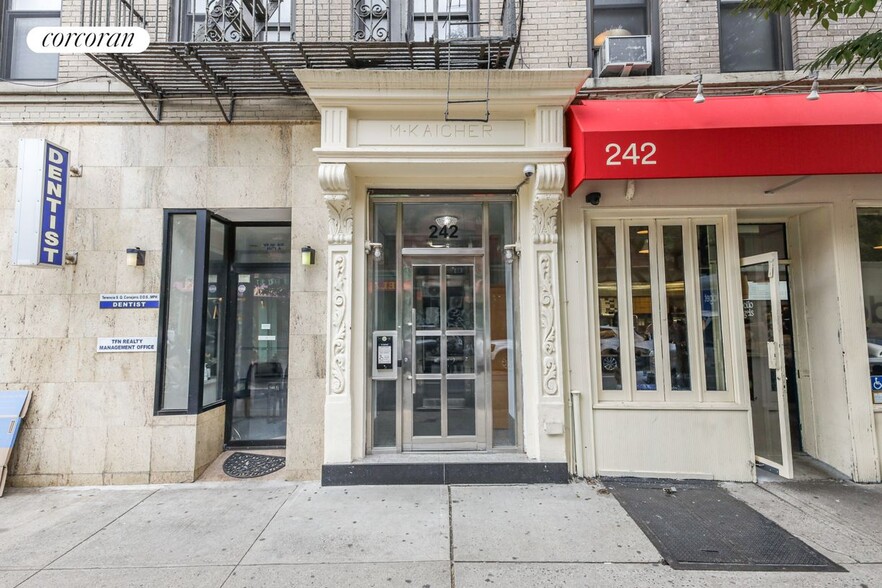 Building Photo - 242 E 10th St