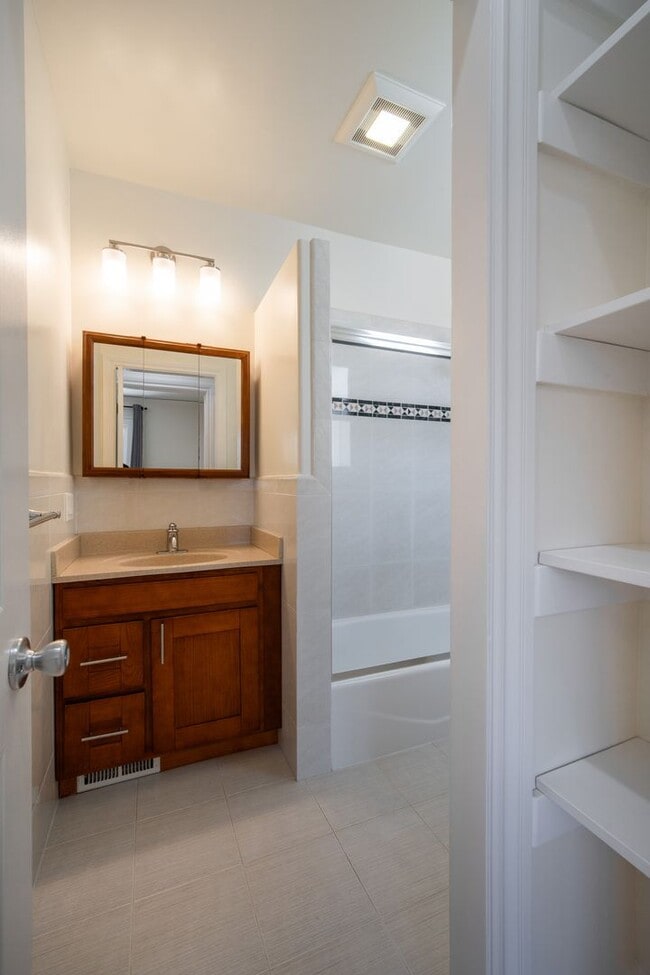 Building Photo - TOTAL REMODEL HUGE 3BR/3BA 1700sf w Garage...