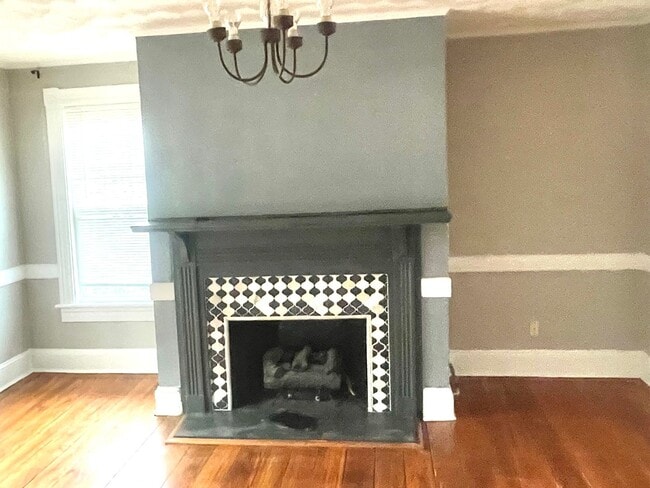 Building Photo - Stunning spacious 2nd floor apartment with Water View!